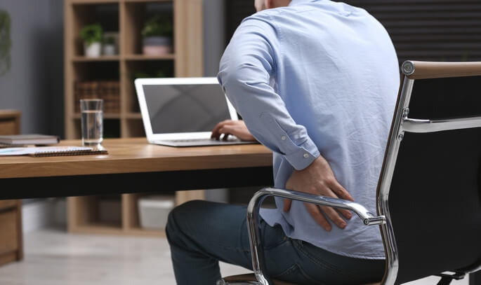 Troubles musculo-squelettiques liés à la position assise prolongée au bureau